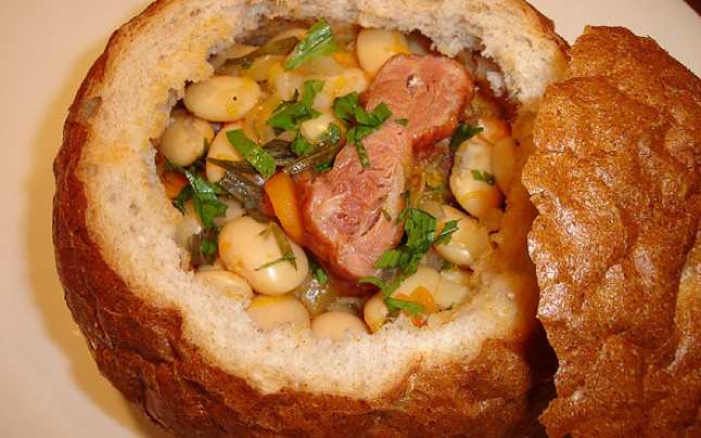 Ciorba de fasole cu afumatura ( Fazolová polévka s uzeným vepřovým masem )